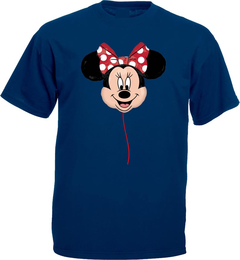 K&ouml;nnte beinhalten: Marineblaues T-Shirt mit einem Minnie-Maus-Ballon-Design. Der Ballon hat eine rote Schleife mit wei&szlig;en Punkten, schwarze Ohren und eine rote Schnur. Das Design befindet sich auf der Vorderseite des Shirts.