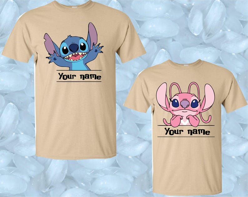 Peut inclure: Deux t-shirts beiges avec des personnages de dessins anim&eacute;s. L'un des t-shirts pr&eacute;sente un personnage bleu avec le texte "Your name" en dessous. L'autre t-shirt pr&eacute;sente un personnage rose avec le texte "Your name" en dessous.