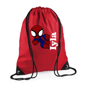 Puede incluir: Mochila roja con cord&oacute;n con un dibujo animado de Spider-Man en azul, rojo y blanco. El nombre "Iyla" est&aacute; impreso en blanco en el lado derecho. Los cordones y ojales negros completan el dise&ntilde;o. Ideal para ni&ntilde;os.