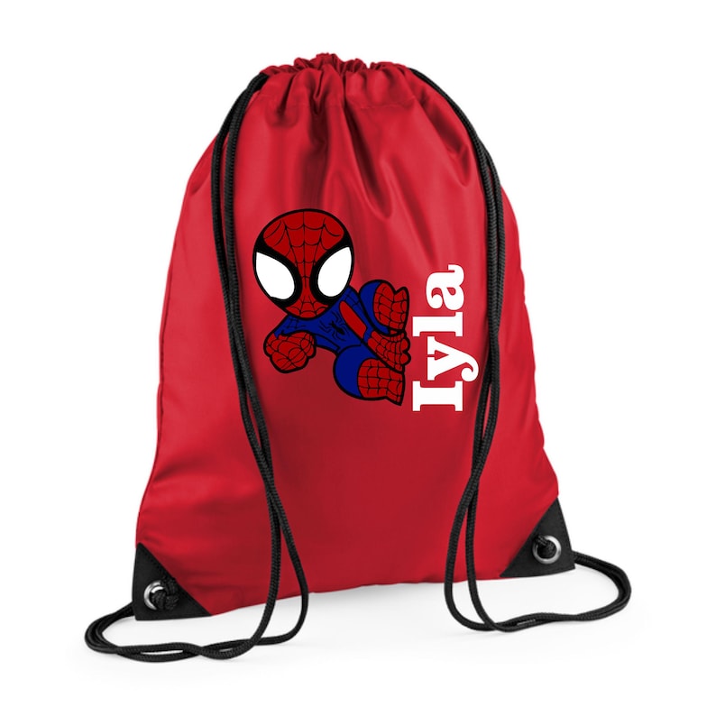Puede incluir: Mochila roja con cord&oacute;n con un dibujo animado de Spider-Man en azul, rojo y blanco. El nombre "Iyla" est&aacute; impreso en blanco en el lado derecho. Los cordones y ojales negros completan el dise&ntilde;o. Ideal para ni&ntilde;os.