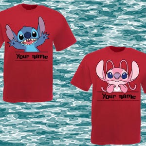 Peut inclure: Deux t-shirts rouges avec des personnages de dessins anim&eacute;s. L'un pr&eacute;sente un personnage bleu, l'autre un personnage rose. Les deux t-shirts ont le texte "Your name" en dessous. Les deux ont des manches courtes.