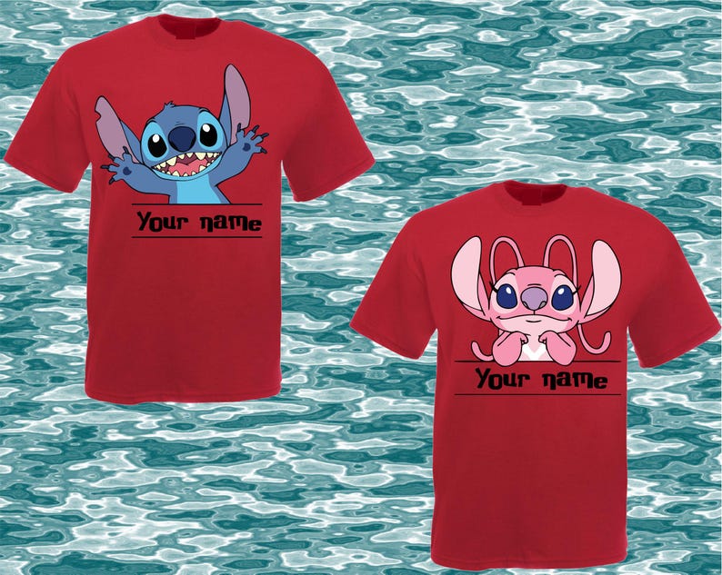 Peut inclure: Deux t-shirts rouges avec des personnages de dessins anim&eacute;s. L'un pr&eacute;sente un personnage bleu, l'autre un personnage rose. Les deux t-shirts ont le texte "Your name" en dessous. Les deux ont des manches courtes.