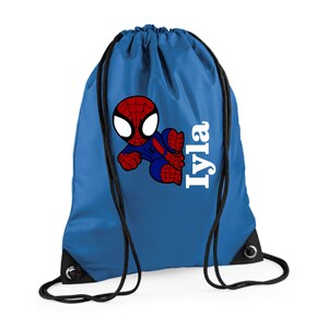 Puede incluir: Mochila con cord&oacute;n azul con un dibujo de Spider-Man en rojo, azul y blanco. El nombre "Iyla" est&aacute; impreso en blanco en el lado derecho. Cordones y ojales negros. Un accesorio pr&aacute;ctico y divertido.