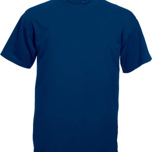 K&ouml;nnte beinhalten: Ein einfarbiges marineblaues T-Shirt mit kurzen &Auml;rmeln und Rundhalsausschnitt. Das Shirt hat eine lockere Passform und besteht aus einem weichen, mittelschweren Stoff. Ein vielseitiges Kleidungsst&uuml;ck f&uuml;r den Alltag.