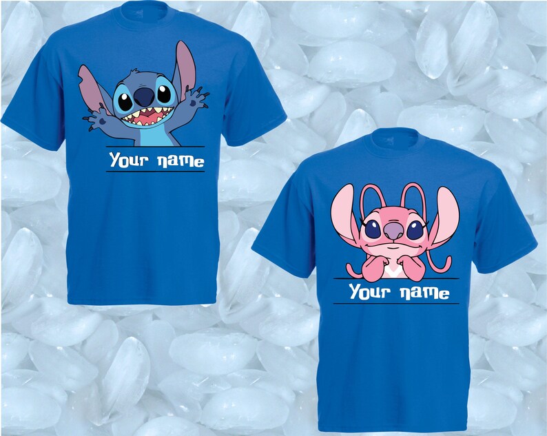 Peut inclure: Deux t-shirts bleus avec des personnages de dessins anim&eacute;s. L'un pr&eacute;sente un personnage bleu avec de grandes oreilles et le texte "Your name" en dessous. L'autre montre un personnage rose avec le m&ecirc;me texte.