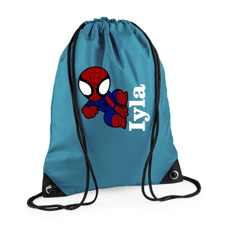 Puede incluir: Una mochila con cord&oacute;n de color turquesa con un dibujo animado de Spider-Man en rojo, azul y negro. El nombre "Iyla" est&aacute; impreso en blanco en el lado derecho. La bolsa tiene cordones y ojales negros.