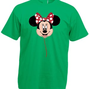 K&ouml;nnte beinhalten: Ein gr&uuml;nes T-Shirt mit einem Minnie-Maus-Ballon-Design. Der Ballon hat eine rote Schleife mit wei&szlig;en Punkten, schwarze Ohren und ein l&auml;chelndes Gesicht. Eine rote Schnur erstreckt sich vom Ballon.