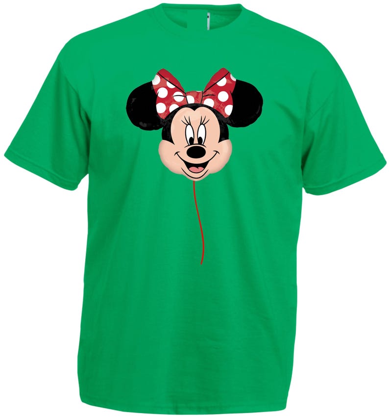 K&ouml;nnte beinhalten: Ein gr&uuml;nes T-Shirt mit einem Minnie-Maus-Ballon-Design. Der Ballon hat eine rote Schleife mit wei&szlig;en Punkten, schwarze Ohren und ein l&auml;chelndes Gesicht. Eine rote Schnur erstreckt sich vom Ballon.