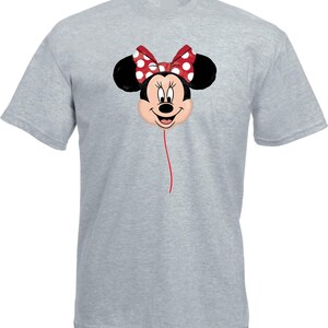 K&ouml;nnte beinhalten: Hellgraues T-Shirt mit einem Minnie-Maus-Ballon-Design. Der Ballon hat eine rote Schleife mit wei&szlig;en Punkten, schwarze Ohren und eine rote Schnur. Das T-Shirt ist ein kurz&auml;rmeliges Rundhals-Shirt.