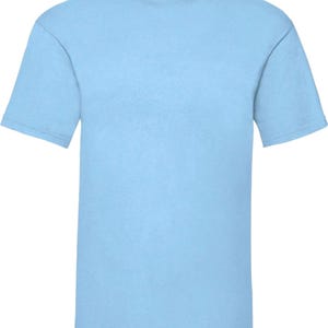 K&ouml;nnte beinhalten: Hellblaues T-Shirt mit kurzen &Auml;rmeln. Das Shirt hat einen Rundhalsausschnitt und ein schlichtes, klassisches Design. Der Stoff scheint eine weiche, einfarbige Farbe zu haben. Ein Basic f&uuml;r die Garderobe.