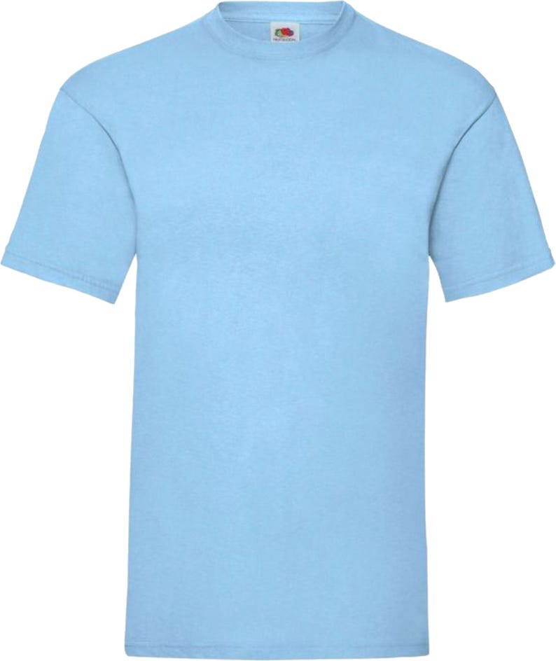 K&ouml;nnte beinhalten: Hellblaues T-Shirt mit kurzen &Auml;rmeln. Das Shirt hat einen Rundhalsausschnitt und ein schlichtes, klassisches Design. Der Stoff scheint eine weiche, einfarbige Farbe zu haben. Ein Basic f&uuml;r die Garderobe.