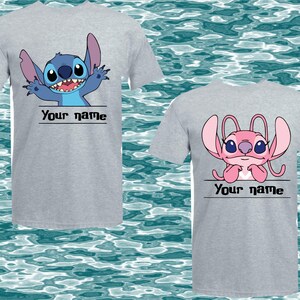 Peut inclure: Deux t-shirts gris avec des personnages de dessins anim&eacute;s. Un t-shirt a un personnage bleu avec le texte "Your name" en dessous. L'autre t-shirt a un personnage rose avec le texte "Your name" en dessous.