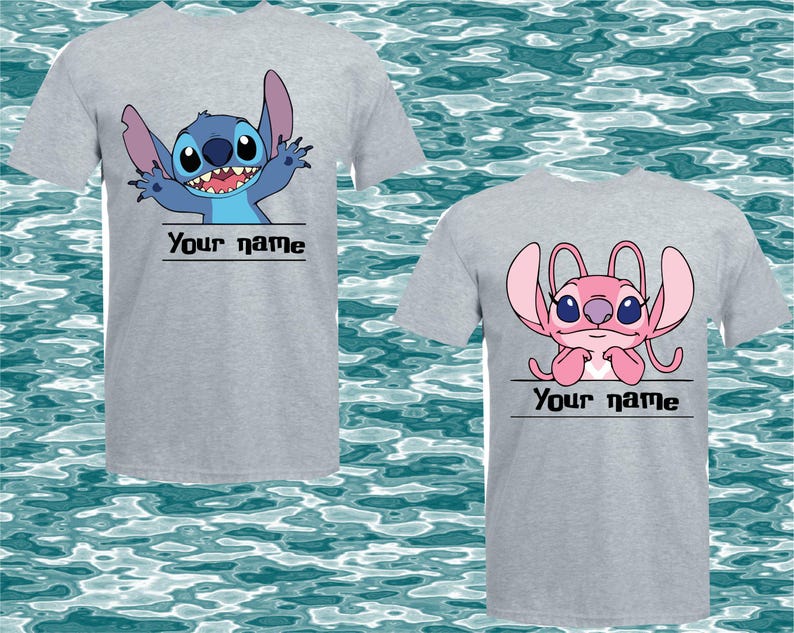 Peut inclure: Deux t-shirts gris avec des personnages de dessins anim&eacute;s. Un t-shirt a un personnage bleu avec le texte "Your name" en dessous. L'autre t-shirt a un personnage rose avec le texte "Your name" en dessous.