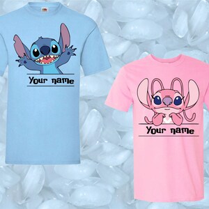 Peut inclure: Deux t-shirts &agrave; manches courtes, un bleu clair et un rose. Le t-shirt bleu clair pr&eacute;sente un personnage de dessin anim&eacute; avec le texte "Your name" en dessous. Le t-shirt rose a un design similaire avec un personnage diff&eacute;rent et le m&ecirc;me texte.