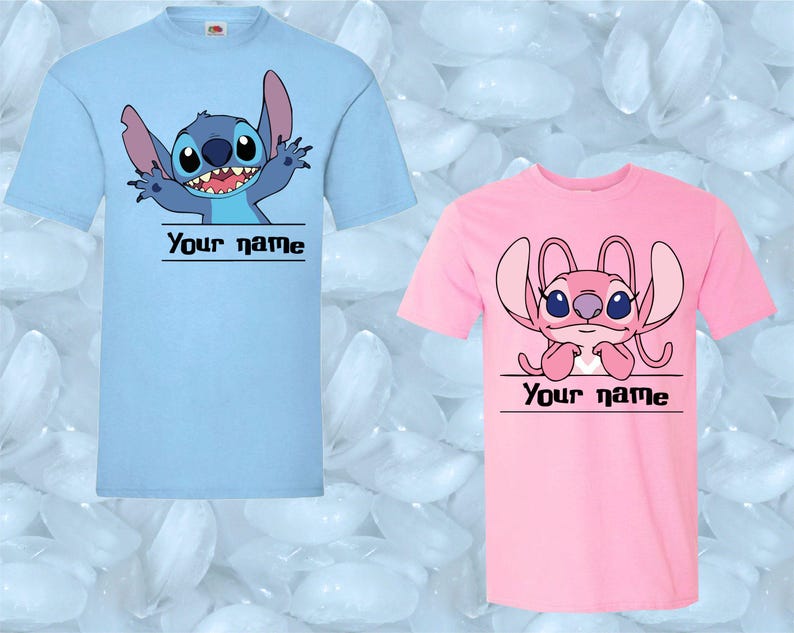 Peut inclure: Deux t-shirts &agrave; manches courtes, un bleu clair et un rose. Le t-shirt bleu clair pr&eacute;sente un personnage de dessin anim&eacute; avec le texte "Your name" en dessous. Le t-shirt rose a un design similaire avec un personnage diff&eacute;rent et le m&ecirc;me texte.