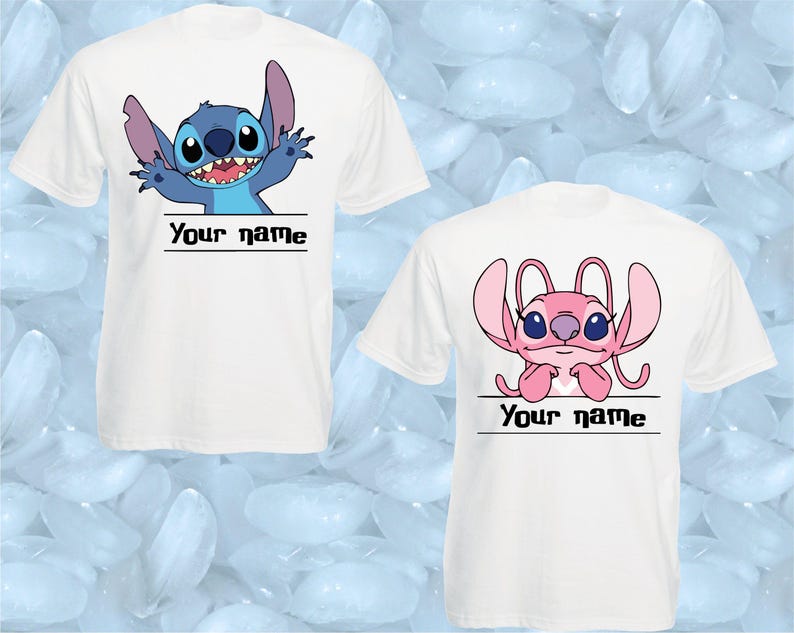 Peut inclure: Deux t-shirts blancs avec des personnages de dessins anim&eacute;s. L'un pr&eacute;sente un personnage bleu, l'autre un personnage rose, tous deux avec le texte "Your name" en dessous.