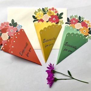 Ramo de helado de papel hecho a mano, hermosos colores, azul, amarillo, rojo, flores, sobre