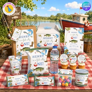 Könnte beinhalten: Eine Sammlung von Partyzubehör mit Angelmotiv, darunter eine Geschenktüte, eine Kuchenbox, Einladungen und Snackverpackungen. Die Artikel sind mit Fischen, Angelausrüstung und dem Text "HENRY is a fish-ally ONE!" verziert.