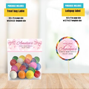 Puede incluir: Una bolsa transparente llena de chicles de colores y una etiqueta de piruleta. La etiqueta de la bolsa de golosinas y la etiqueta de la piruleta presentan el texto "Amelia's FIRST BIRTHDAY 06.07.2026" con lazos rosas. La piruleta tiene un borde de arco&iacute;ris.