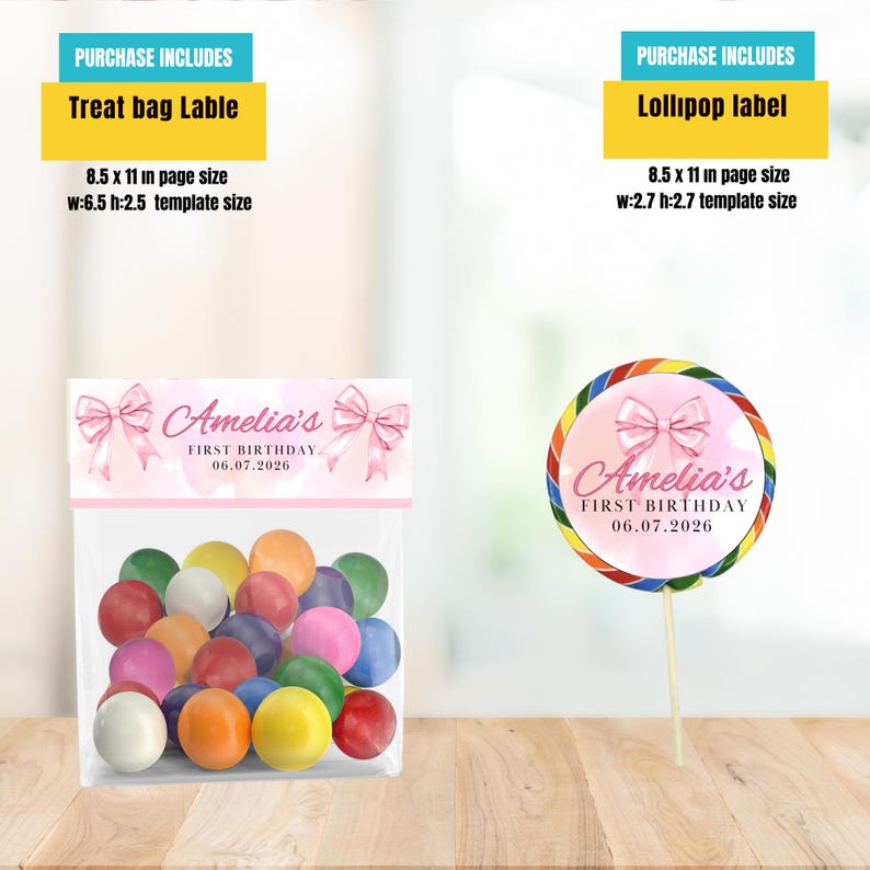 Puede incluir: Una bolsa transparente llena de chicles de colores y una etiqueta de piruleta. La etiqueta de la bolsa de golosinas y la etiqueta de la piruleta presentan el texto "Amelia's FIRST BIRTHDAY 06.07.2026" con lazos rosas. La piruleta tiene un borde de arco&iacute;ris.