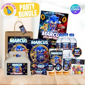 Può includere: Un pacchetto festa a tema Sonic the Hedgehog. Include inviti, etichette per bottiglie d'acqua, decorazioni per cupcake, un sacchetto regalo e una scatola per bomboniere. Lo schema dei colori è blu, rosso e oro, con il testo "MARCUS 5TH BIRTHDAY".