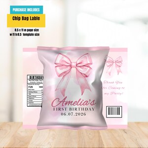 Puede incluir: Etiqueta rosa para bolsa de patatas fritas con un dise&ntilde;o de lazo en acuarela. La etiqueta dice "Amelia's First Birthday 06.07.2026" e incluye una etiqueta de informaci&oacute;n nutricional y un mensaje de agradecimiento. El tama&ntilde;o de la plantilla es de 21,59 x 27,94 cm.