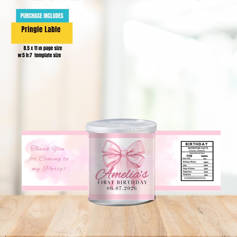 Puede incluir: Etiqueta personalizada para la fiesta de cumplea&ntilde;os de Amelia. La etiqueta presenta un lazo rosa, el texto "Amelia's First Birthday 06.07.2026" y una tabla de "Birthday Nutrition Facts". Dise&ntilde;ado para un bote de Pringles.