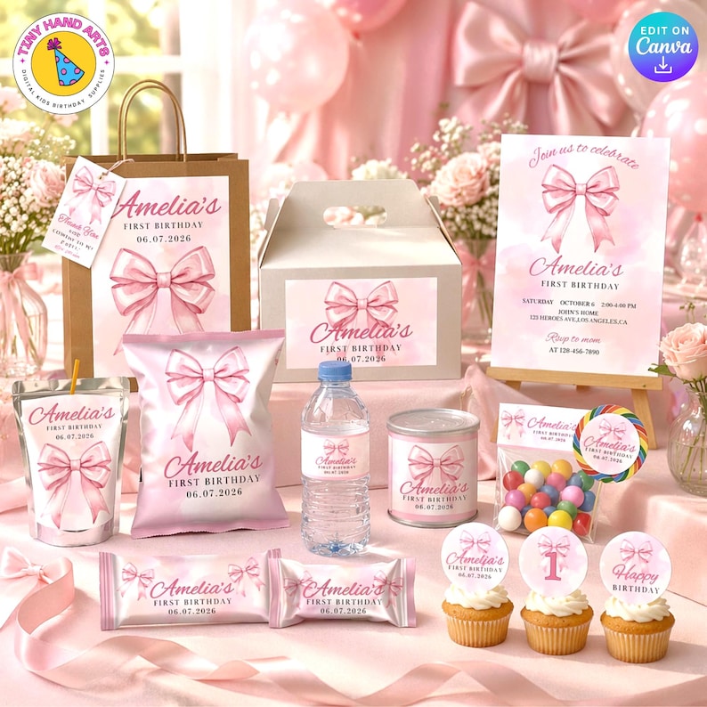 Puede incluir: Un conjunto de suministros para fiestas rosas para una celebraci&oacute;n de primer cumplea&ntilde;os. Los art&iacute;culos incluyen una bolsa de regalo, cajas de recuerdos, botellas de agua, dulces, cupcakes e invitaciones, todos decorados con lazos rosas y el texto "Amelia's First Birthday 06.07.2026."