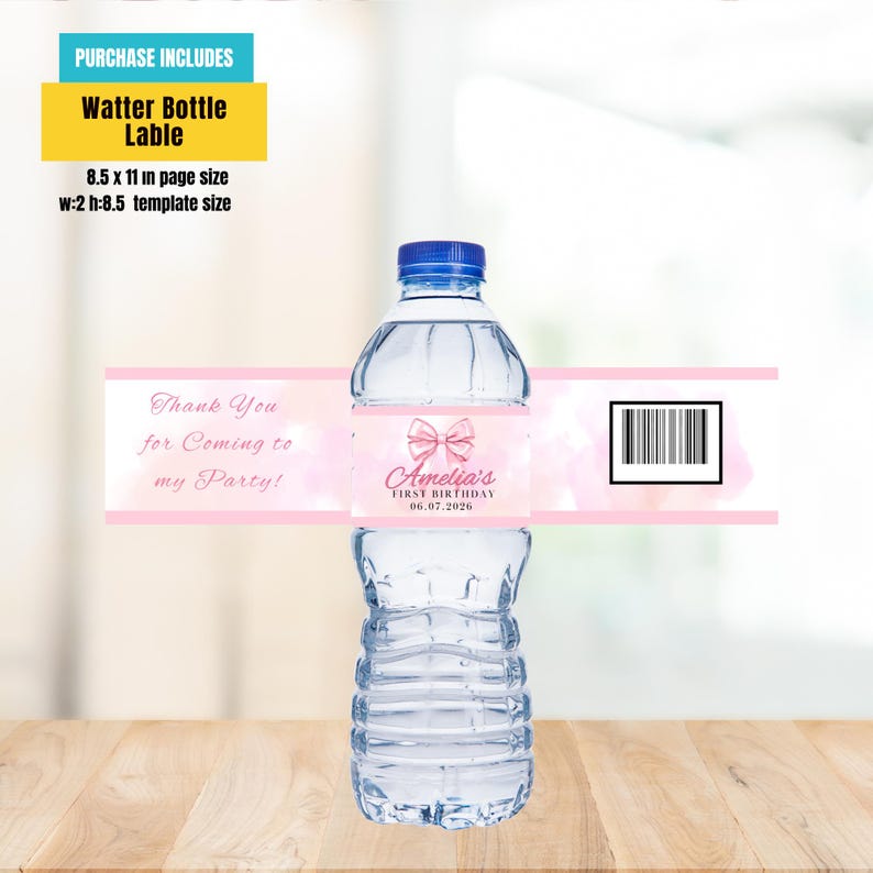 Puede incluir: Una botella de agua transparente con tapa azul y etiqueta rosa. La etiqueta presenta un lazo, el nombre "Amelia's" y la fecha "06.07.2026". La etiqueta tambi&eacute;n incluye el texto "Thank You for Coming to my Party!"