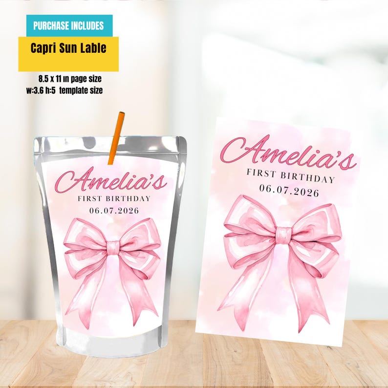 Puede incluir: Un dise&ntilde;o de etiqueta Capri Sun con el nombre "Amelia's" y "FIRST BIRTHDAY 06.07.2026" en escritura rosa. El dise&ntilde;o incluye un lazo rosa de acuarela. La etiqueta se muestra en una bolsa Capri Sun y una tarjeta separada.