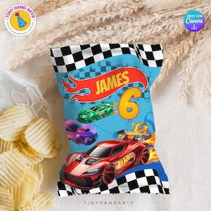 Könnte beinhalten: Ein blaues Chip-Bag-Label mit Rennwagen-Motiv. Das Label zeigt den Namen "JAMES" und die Zahl "6". Die Tüte hat ein kariertes Flaggen-Design und Bilder von Rennwagen. Das Label ist 27,9 x 21,6 cm groß.