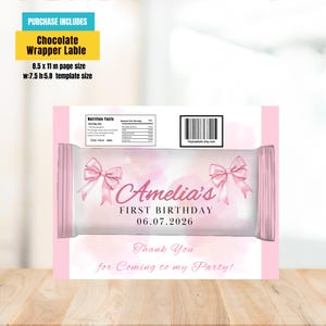 Puede incluir: Una etiqueta de envoltorio de chocolate rosa y blanco con el texto "Amelia's FIRST BIRTHDAY 06.07.2026". El dise&ntilde;o incluye lazos rosas y un efecto acuarela. Tambi&eacute;n se incluye el texto "Thank You for Coming to my Party!"
