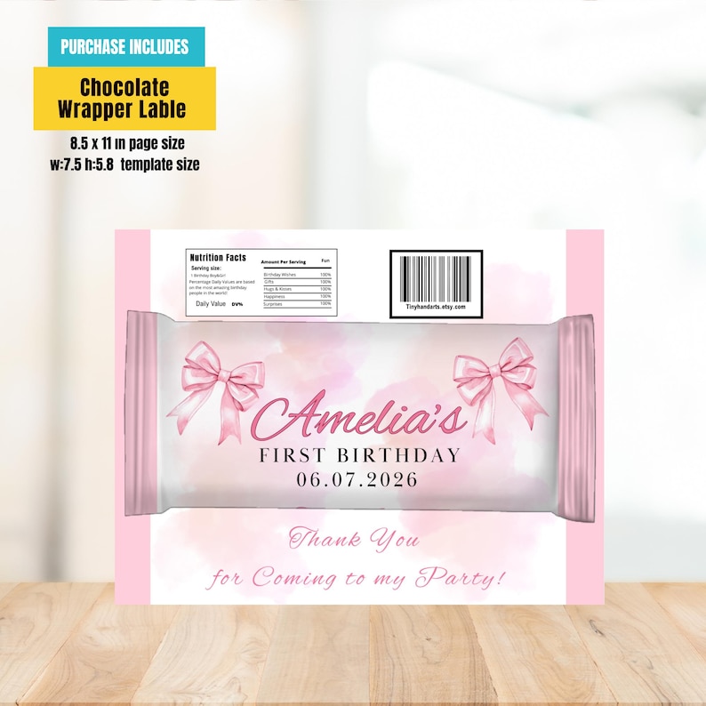 Puede incluir: Una etiqueta de envoltorio de chocolate rosa y blanco con el texto "Amelia's FIRST BIRTHDAY 06.07.2026". El dise&ntilde;o incluye lazos rosas y un efecto acuarela. Tambi&eacute;n se incluye el texto "Thank You for Coming to my Party!"