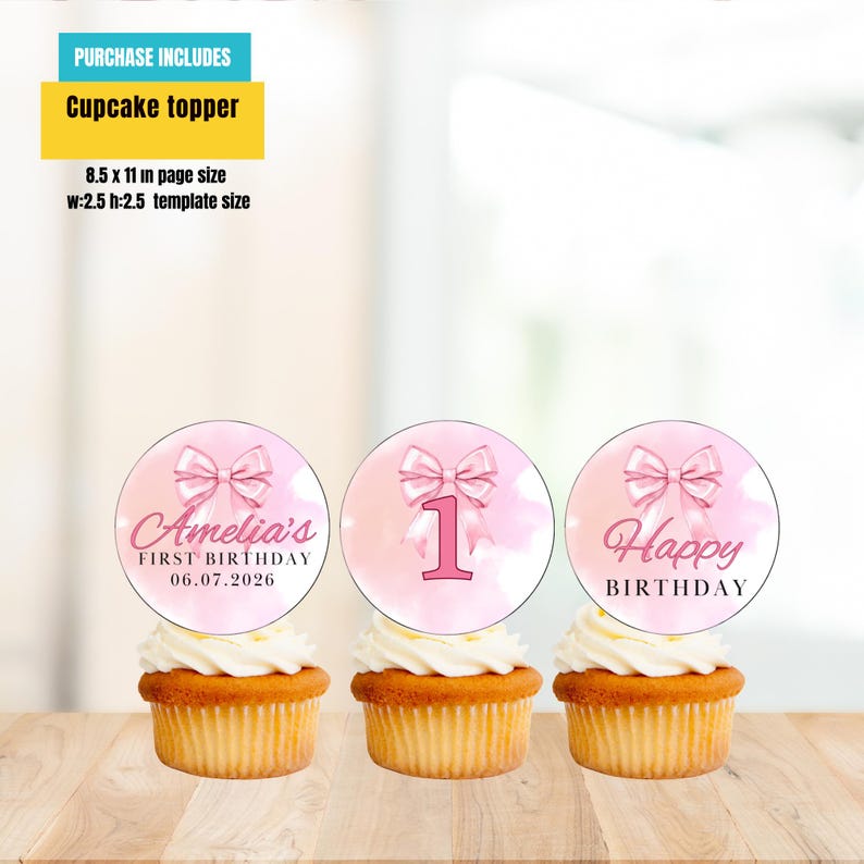 Puede incluir: Tres cupcakes con adornos rosas y blancos. Un adorno dice "Amelia's FIRST BIRTHDAY 06.07.2026", otro tiene un "1" rosa, y el &uacute;ltimo dice "Happy BIRTHDAY". La imagen incluye el texto "PURCHASE INCLUDES Cupcake topper".