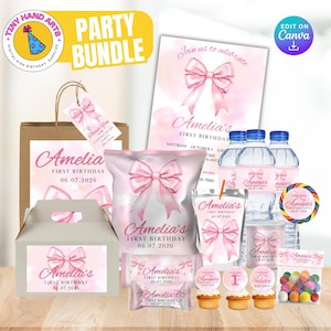 Puede incluir: Un paquete de fiesta con temática de lazo rosa, que incluye invitaciones, etiquetas para botellas de agua, adornos para cupcakes y más. El texto dice "Amelia's First Birthday 06.07.2026". Incluye una bolsa de papel marrón y una caja de regalo.