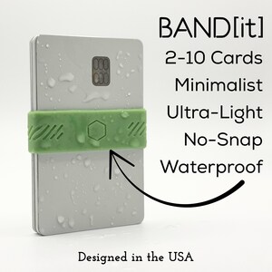 BAND[it] Banda delgada minimalista para billetera (verde salvia): banda elástica con clip para dinero en efectivo y tarjetas de crédito; porta billetes de silicona