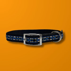 Schwarzes Halsband mit waldgrünem, cremefarbenem und blauem ethnischen Muster für Hunde