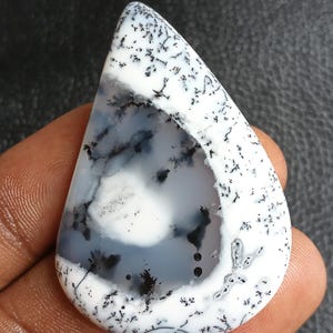 84 carats. Pierres précieuses calibrées à dos plat en agate dendritique AAA + cabochon poire pour la fabrication de bijoux, emballage de pendentif, macramé, fourniture artisanale.