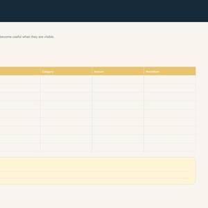 Puede incluir: Una p&aacute;gina de registro de gastos digital titulada MoneyMap con una tabla que incluye columnas para Date, What, Category, Amount y Paid With. El dise&ntilde;o incluye una barra lateral de navegaci&oacute;n con botones para Plan, Cashflow, Saving, Debt, Track y Review.