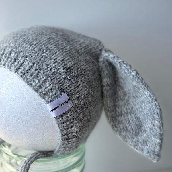 Süße Baby Mütze Häschen in Farbe Grau aus Merinowolle und Kid Mohair handgefertigte Strickmütze mit Ohren mit Bindebändern