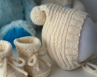 Newborn baby set Knit merino wool booties and hat with ties gender neutral baby knitting baby boy girl handmade complete with pom pom kids