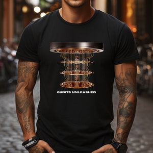 Pode incluir: Uma camiseta preta com um gráfico de um chip de computador quântico dourado e o texto "Qubits Unleashed".