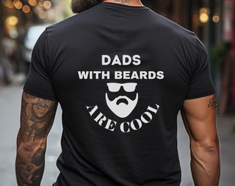 Puede incluir: Camiseta negra con texto blanco que dice "Dads with Beards Are Cool" y un gráfico de un hombre barbudo con gafas de sol.