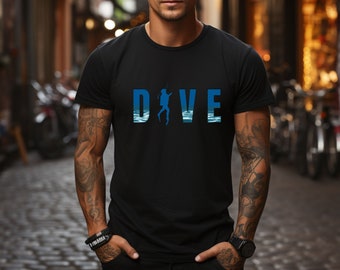 Puede incluir: Una camiseta negra con un gráfico azul de un buceador y la palabra "DIVE" en letras azules.