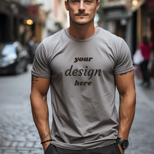 Könnte beinhalten: Ein graues T-Shirt mit dem Text "your design here" auf der Vorderseite.