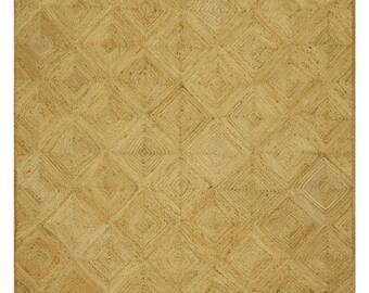Puede incluir: Una alfombra de fibra natural con un patrón de diamantes tejido en color beige claro.