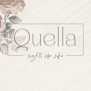 Puede incluir: Un diseño de logotipo con la palabra "Quella" en una fuente estilizada, con el lema "Lights Up Life" debajo.