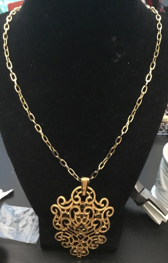 Vintage Trifari Gold Plated Necklace with large pe