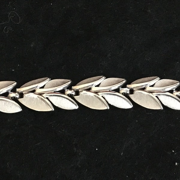 Vintage Crown Trifari Silver Tone Laurel Leaf Link Bracelet