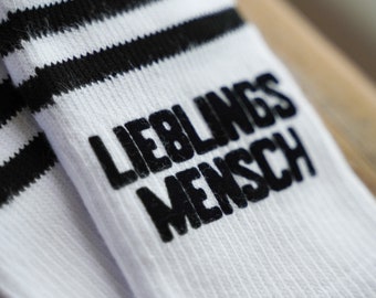 weiße, personalisierte Socken, verschiedene Schriftfarben, Socken mit schwarzen Streifen